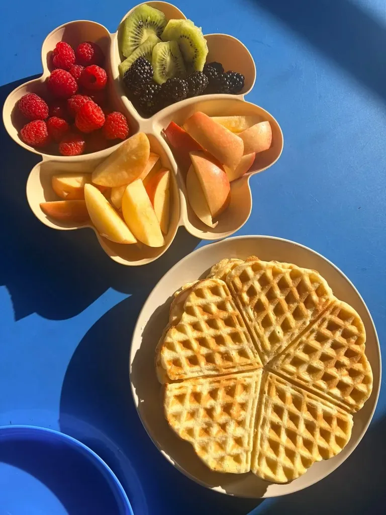 Obst und Waffeln für eine gemeinsame Mahlzeit
